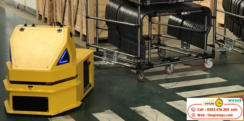 Robot kéo hàng được sử dụng để vận chuyển hàng hóa