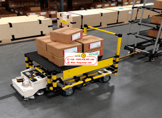 Robot AGV vận chuyển trong nhà máy sản xuất công nghiệp