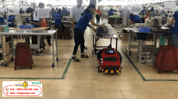 Ứng dụng robot vận chuyển tích hợp băng tải con lăn trong sản xuất