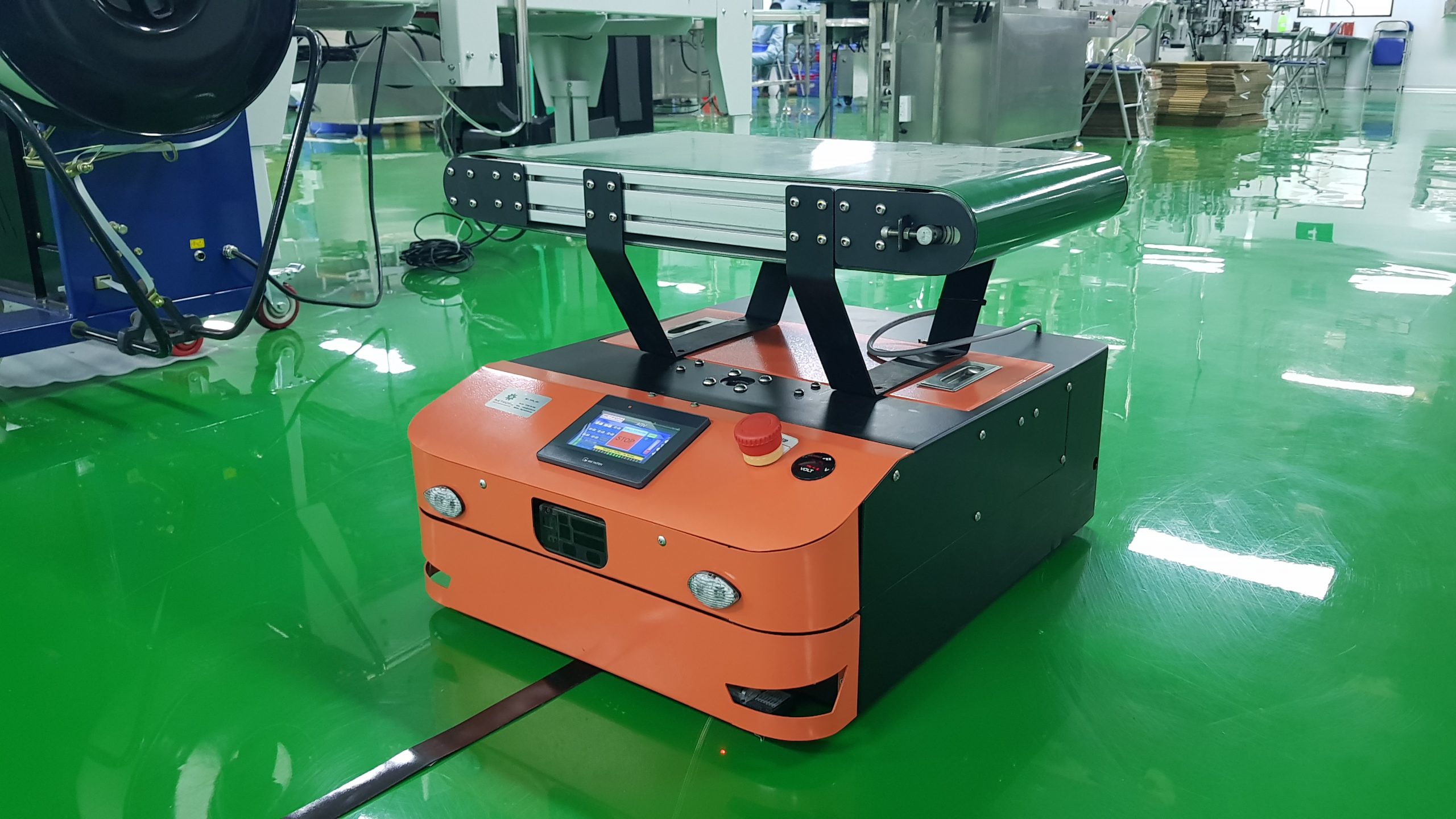 Robot AGV nâng hàng có băng tải trên thân tại Hà Nam